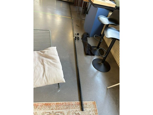 Ophangstang voor achtergronddoek. lengte ca. 6,5 meter - afbeelding 2 van  2