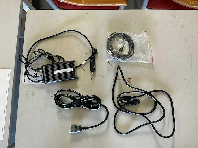Oplader & kabel - afbeelding 9 van  16