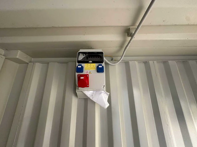 Opslagcontainer 10 ft stroom en verlichting origineel - afbeelding 5 van  7