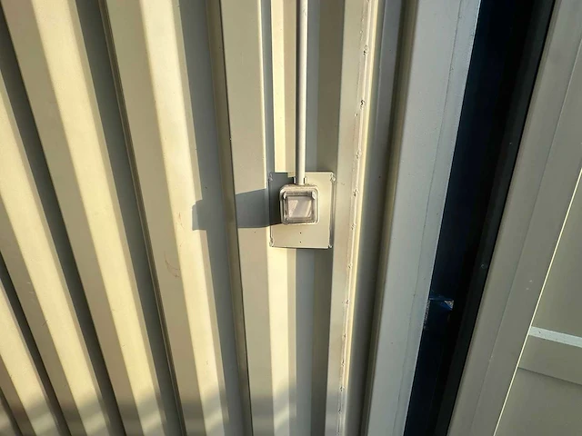 Opslagcontainer 10 ft stroom en verlichting origineel - afbeelding 6 van  7