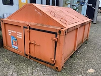 Opslagcontainer gesloten met bovenkleppen en twistlock