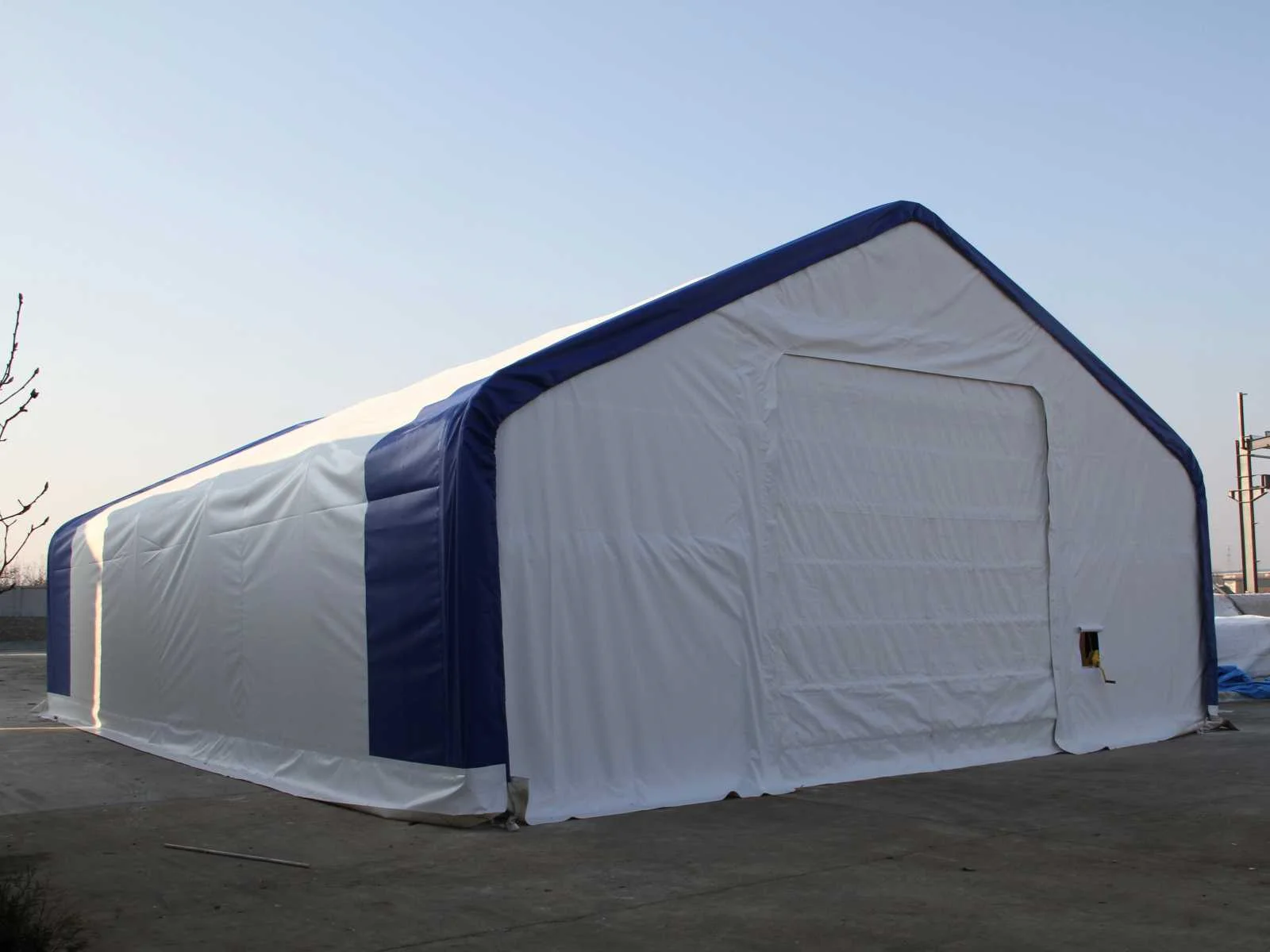 Opslagtenten, (woon) containers, generatoren, gereedschap en voertuigen