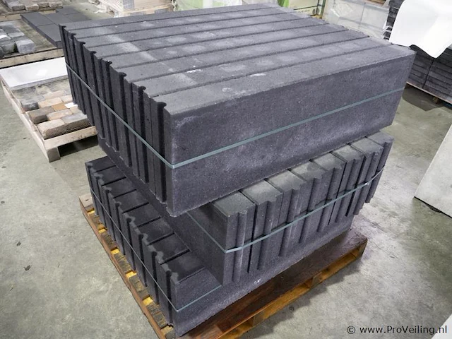 Opsluitbanden van beton -kleur zwart - 10x30x100cm - 72 stuks - afbeelding 1 van  3
