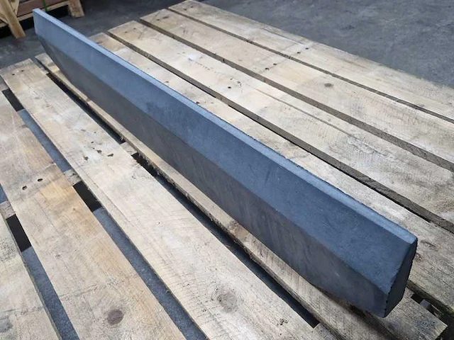 Opsluitbanden van beton (ca. 28stuks) - afbeelding 1 van  2