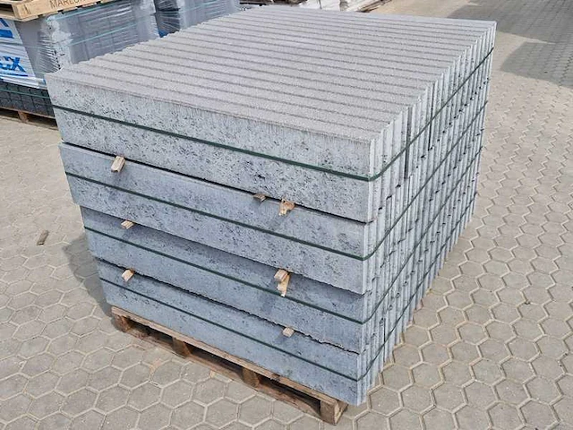 Opsluitbanden van beton (ca. 38stuks) - afbeelding 1 van  3