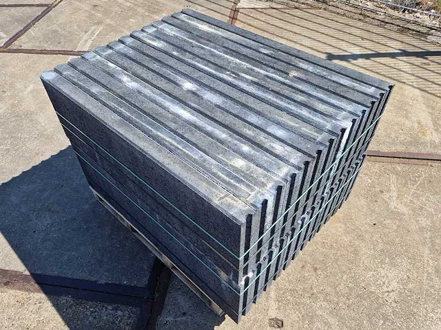 Opsluitbanden van beton (ca. 48 stuks) - afbeelding 1 van  3