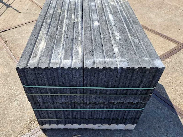 Opsluitbanden van beton (ca. 48 stuks) - afbeelding 2 van  3