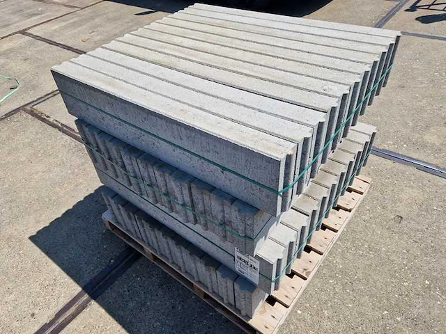 Opsluitbanden van beton (ca. 88stuks) - afbeelding 1 van  2