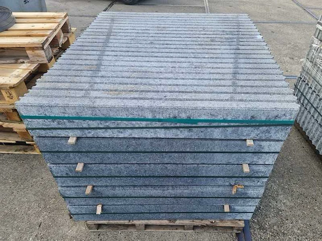 Opsluitbanden van beton (ca. 88stuks) - afbeelding 1 van  2