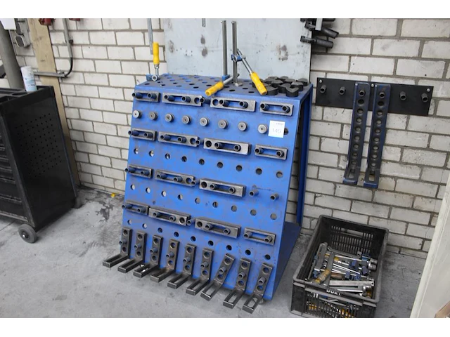 Opspantafel onderdelen in en naast kar. - afbeelding 1 van  2