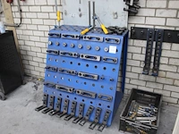 Opspantafel onderdelen in en naast kar. - afbeelding 1 van  2