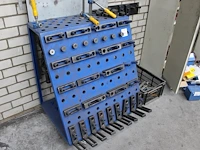 Opspantafel onderdelen in en naast kar. - afbeelding 2 van  2