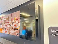 Opticon - monitor met wandbeugel 49"