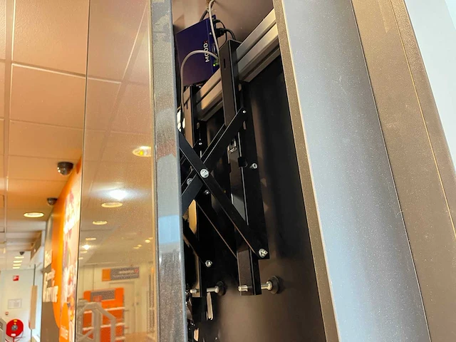Opticon - monitor met wandbeugel 49" - afbeelding 3 van  3