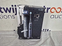 Oral-b io 9 elektrische tandenborstel - zwart - bluetooth verbonden, 1 opzetborstel, 1 oplader reisetui, 1 magnetisch etui - afbeelding 2 van  2