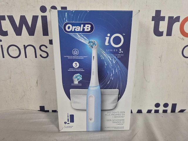 Oral-b io series 3s elektrische tandenborstel - met 1 opzetborstel, 1 magnetisch etui & 1 opzetborstelhouder - lichtblauw - afbeelding 2 van  2