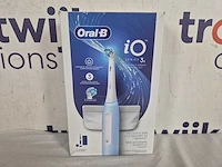 Oral-b io series 3s elektrische tandenborstel - met 1 opzetborstel, 1 magnetisch etui & 1 opzetborstelhouder - lichtblauw - afbeelding 2 van  2