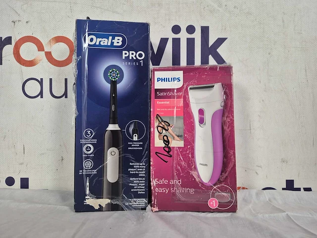 Oral-b pro series 1 - zwarte - elektrische tandenborstel - ontworpen door braun + philips satinshave essential hp6341/00 - ladyshave voor vrouwen - roze - afbeelding 2 van  2
