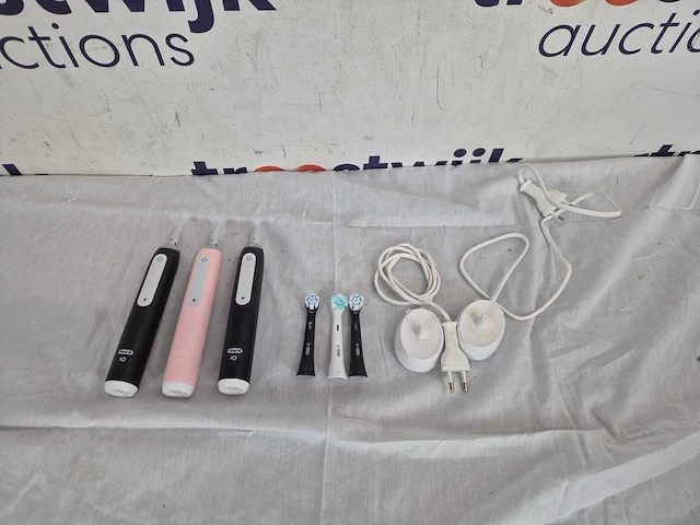 Oral-b tandenborstels (2x) - afbeelding 1 van  1