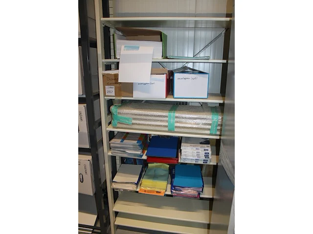 Ordners, brievenbakjes, enveloppen, stickervellen en papier in twee stellingen. let op: exclusief stellingen. - afbeelding 2 van  3