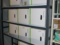 Ordners, brievenbakjes, enveloppen, stickervellen en papier in twee stellingen. let op: exclusief stellingen. - afbeelding 3 van  3