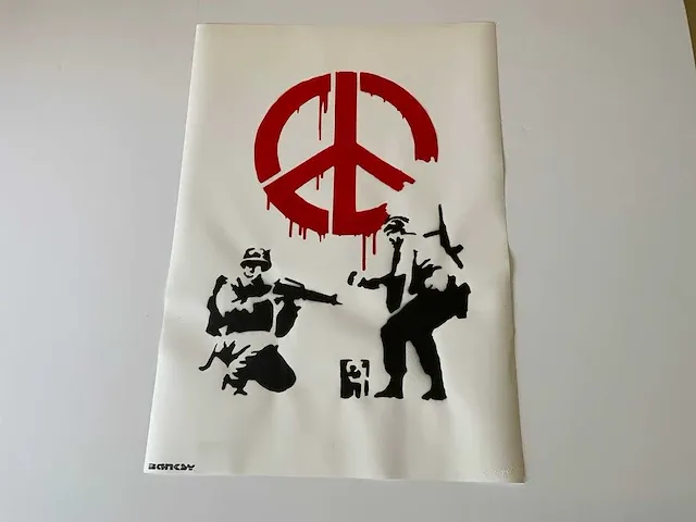Originele spray art naar banksy "peace soldiers" - afbeelding 1 van  5