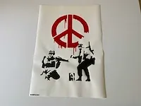 Originele spray art naar banksy "peace soldiers" - afbeelding 1 van  5