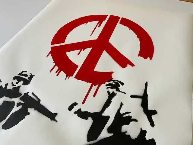 Originele spray art naar banksy "peace soldiers" - afbeelding 2 van  5
