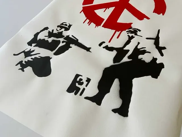 Originele spray art naar banksy "peace soldiers" - afbeelding 3 van  5