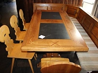 Originele stammtisch bouwjaar 1972 opgebouwd uit vaste hoekbank en vier stoelenmet origineel houtsnijwerk....