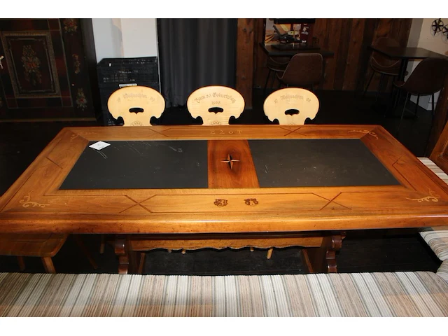 Originele stammtisch bouwjaar 1972 opgebouwd uit vaste hoekbank en vier stoelenmet origineel houtsnijwerk.... - afbeelding 2 van  9