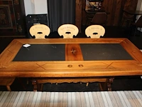 Originele stammtisch bouwjaar 1972 opgebouwd uit vaste hoekbank en vier stoelenmet origineel houtsnijwerk.... - afbeelding 2 van  9