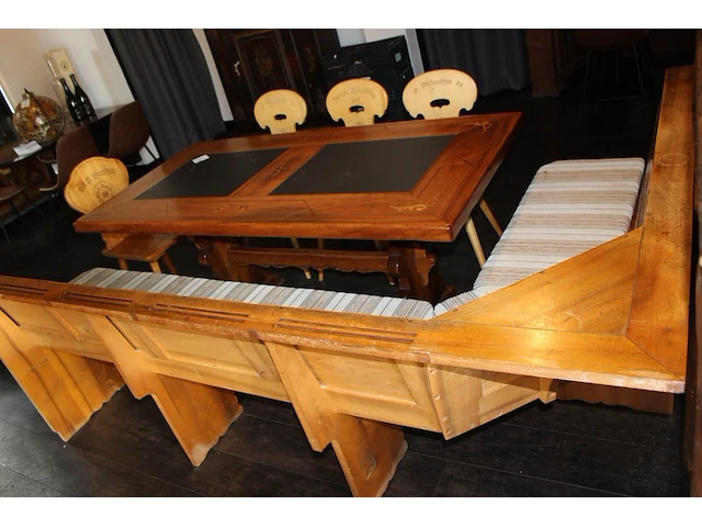 Originele stammtisch bouwjaar 1972 opgebouwd uit vaste hoekbank en vier stoelenmet origineel houtsnijwerk.... - afbeelding 3 van  9