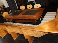 Originele stammtisch bouwjaar 1972 opgebouwd uit vaste hoekbank en vier stoelenmet origineel houtsnijwerk.... - afbeelding 3 van  9