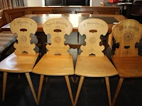 Originele stammtisch bouwjaar 1972 opgebouwd uit vaste hoekbank en vier stoelenmet origineel houtsnijwerk.... - afbeelding 4 van  9