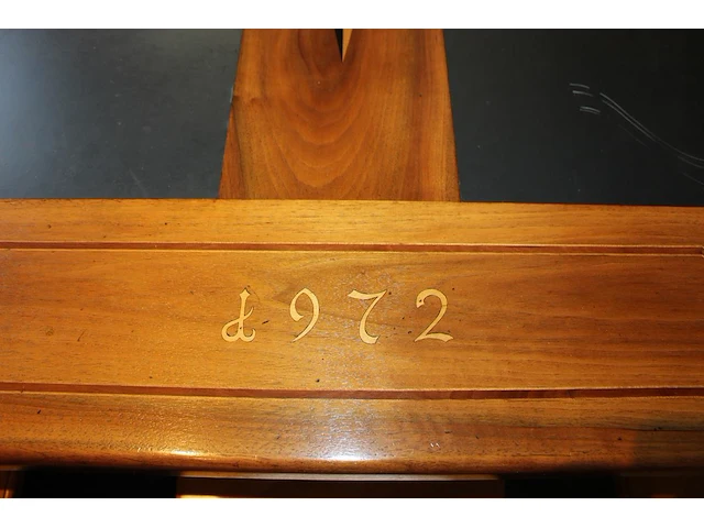 Originele stammtisch bouwjaar 1972 opgebouwd uit vaste hoekbank en vier stoelenmet origineel houtsnijwerk.... - afbeelding 5 van  9