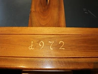 Originele stammtisch bouwjaar 1972 opgebouwd uit vaste hoekbank en vier stoelenmet origineel houtsnijwerk.... - afbeelding 5 van  9