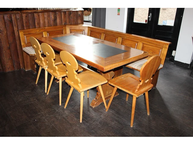 Originele stammtisch bouwjaar 1972 opgebouwd uit vaste hoekbank en vier stoelenmet origineel houtsnijwerk.... - afbeelding 6 van  9