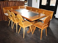 Originele stammtisch bouwjaar 1972 opgebouwd uit vaste hoekbank en vier stoelenmet origineel houtsnijwerk.... - afbeelding 6 van  9