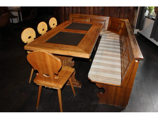Originele stammtisch bouwjaar 1972 opgebouwd uit vaste hoekbank en vier stoelenmet origineel houtsnijwerk.... - afbeelding 7 van  9