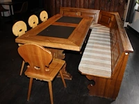 Originele stammtisch bouwjaar 1972 opgebouwd uit vaste hoekbank en vier stoelenmet origineel houtsnijwerk.... - afbeelding 7 van  9