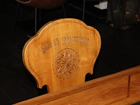 Originele stammtisch bouwjaar 1972 opgebouwd uit vaste hoekbank en vier stoelenmet origineel houtsnijwerk.... - afbeelding 9 van  9