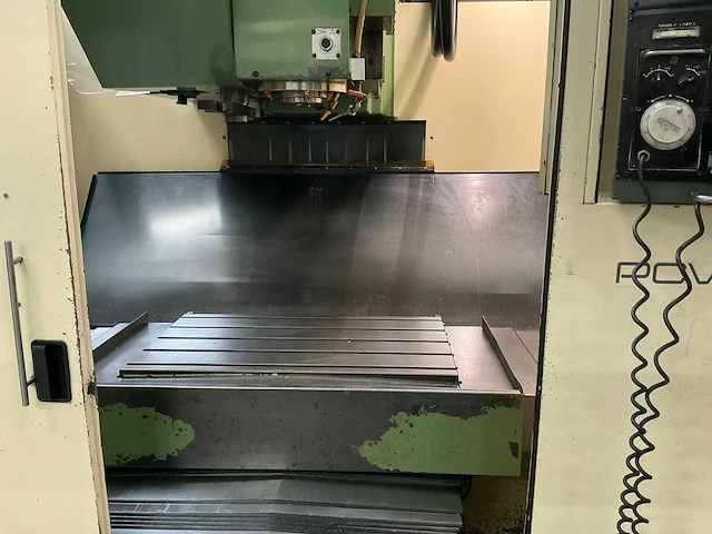 Osaka kiko pcv50 cnc freesmachine - afbeelding 29 van  33