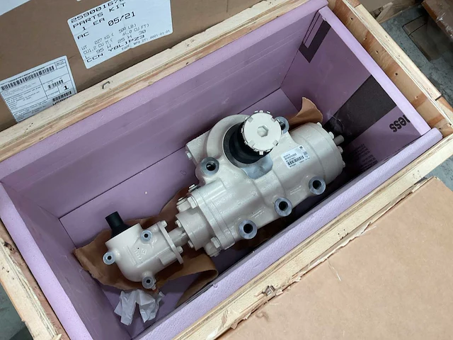 Oshkosh power steer pump - afbeelding 1 van  4