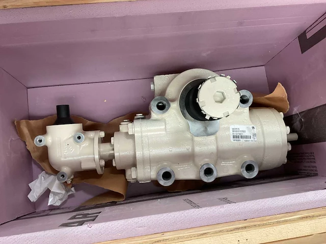 Oshkosh power steer pump - afbeelding 2 van  4