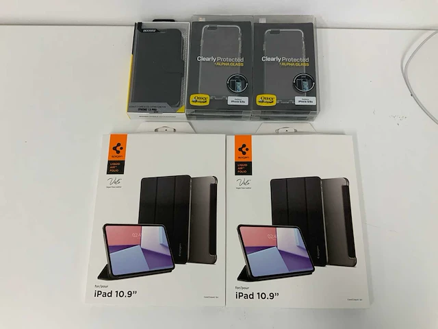 Otterbox iphone 6/6s hoesje, accezz iphone 13 pro hoesje & spigen vegan vaux ipad leather case (7x) - afbeelding 1 van  3