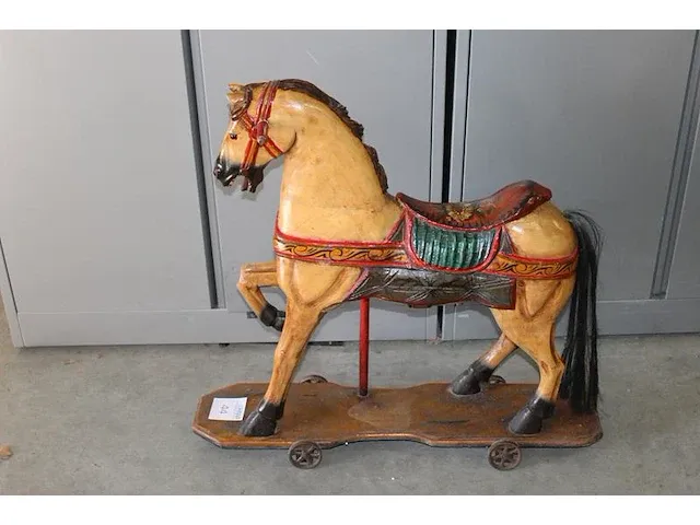 Oud decoratief speelpaard met metalen wielen. vermoedelijk antiek. afmeting 85 x 77 cm. - afbeelding 1 van  3