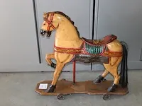 Oud decoratief speelpaard met metalen wielen. vermoedelijk antiek. afmeting 85 x 77 cm. - afbeelding 1 van  3