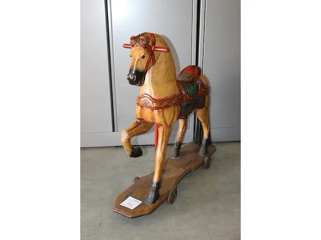 Oud decoratief speelpaard met metalen wielen. vermoedelijk antiek. afmeting 85 x 77 cm. - afbeelding 2 van  3