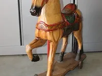 Oud decoratief speelpaard met metalen wielen. vermoedelijk antiek. afmeting 85 x 77 cm. - afbeelding 2 van  3